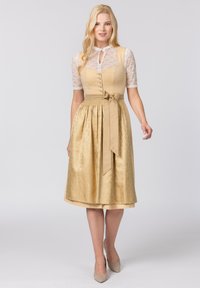 Ein gelbes Kleid mit einem taillierten Oberteil, strukturiertem Stoff, Spitzenärmel, Knopfdetails und einem gebundenen Taillengürtel, das einen ausgestellten Rock mit geometrischem Muster hat.