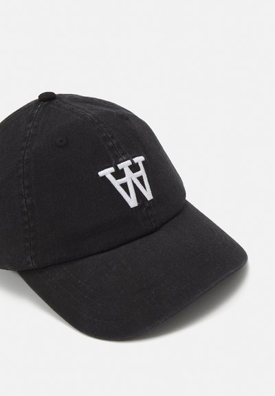 Crna pamučna bejzbol kapa s bijelim izvezenim logom "W". Ima zakrivljeni vizir i podesivu stražnju traku. Tekstura površine.