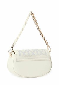 Witte leren handtas met een gestructureerde, lichtblauwe geprinte klep. Voorzien van een gevlochten witte handgreep en een gouden kettingaccent.