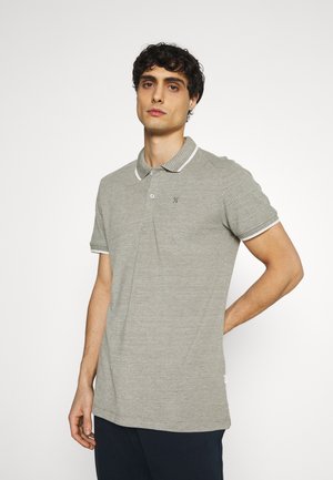 Lys grå polo-skjorte med teksturert stoff, kontrasterende hvit krage og ermebeskyttere, enkel knapplukking og brodert logo på brystet.