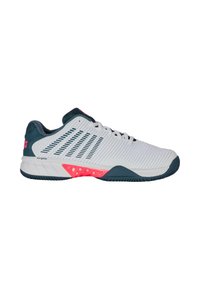 Încălțăminte sportivă cu un superior din plasă albă, accente turcoaz și detalii roz. Dispune de o talpă texturată și un design ușor pentru performanță.