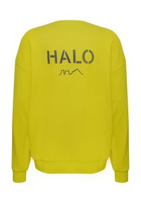 Gul sweatshirt med ordet "HALO" och en grå bergsformning på baksidan, med ribbade muddar och en avslappnad passform.