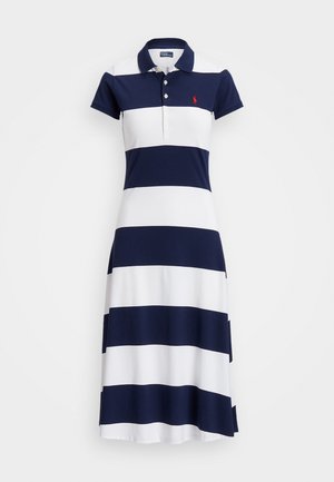 Polo-Kleid mit horizontalen marineblauen und weißen Streifen, kurzen Ärmeln, einem Kragen, drei Knöpfen und einem kleinen Logo auf der Brust.