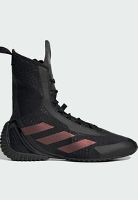 Zwarte hoge sport schoenen met textuurstof, opvallende zwarte en rode strepen, en een flexibele zool. Voorzien van een vetersluiting.