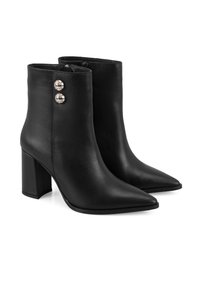 Zwarte leren enkellaarsjes met een spitse neus, blokhak en twee decoratieve knopen aan de buitenkant. Glad textuur en minimalistisch ontwerp.