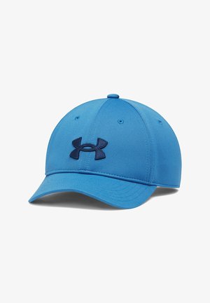 Blauwe honkbalpet met gebogen klep met een donker Under Armour-logo op het voorpaneel tegen een witte achtergrond.