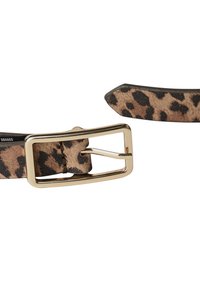 Leopardenmuster Wildledergürtel mit goldener rechteckiger Schnalle, zeigt Stiche und spitze Enden auf weißem Hintergrund.