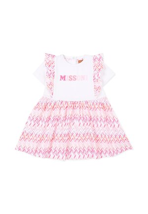 Robe blanche pour bébé avec jupe à motif zigzag rose et bretelles à volants, avec le texte rose "MISSONI" sur le corsage.