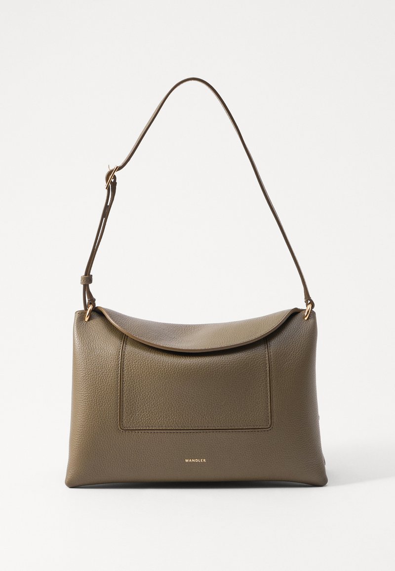Bolso de mano de cuero color verde oliva con una superficie texturizada, cierre de solapa y correa ajustable. Presenta un bolsillo frontal y herrajes en tono dorado.