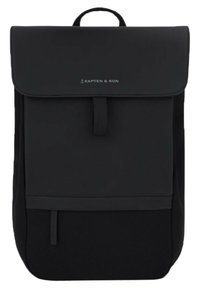 Czarny plecak z klapą zakładaną, wykonany z trwałego materiału. Posiada logo z przodu, uchwyt na górze oraz elegancki, minimalistyczny design.