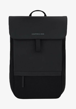 Černý batoh s překlopným víkem, vyrobený z odolné tkaniny. Obsahuje logo na přední straně, horní držadlo a elegantní, minimalistický design.