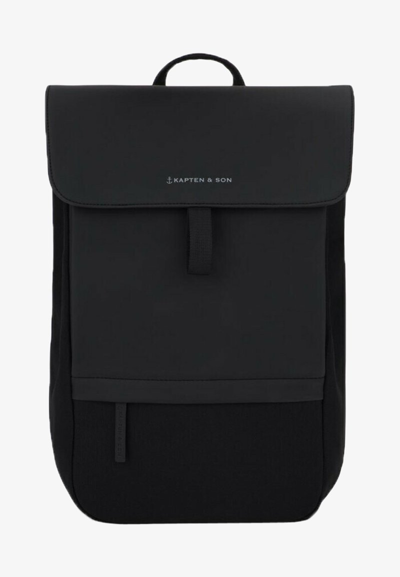 Czarny plecak z klapą zakładaną, wykonany z trwałego materiału. Posiada logo z przodu, uchwyt na górze oraz elegancki, minimalistyczny design.