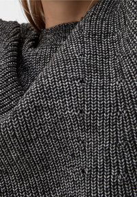 QS Sweter