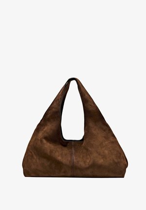 Bruine suède tote bag met een brede, afgeronde body, diepe uitsnijding handvat en contrasterende zwarte voering. Zachte textuur met zichtbare stiksels.