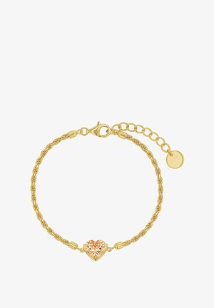 Bracelet en chaîne dorée avec un pendentif central en forme de cœur en pierre de gemme pêche et un fermoir ajustable avec une petite étiquette ronde.