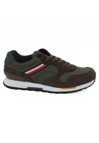 Sneaker in suede marrone e tessuto con dettagli in verde oliva, suola media bianca e strisce rosse e blu sul lato. Punta arrotondata e finitura testurizzata.