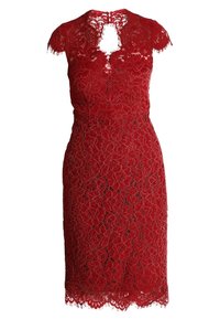 Robe rouge en dentelle, longueur genou, avec des manches courtes, motif floral, ourlet festonné et décolleté à clef avec fermeture à bouton.