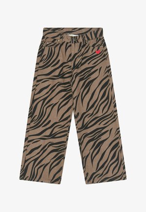 Bruine broek met wijde pijpen met zwarte tijgerstrepen en een klein rood hartje bij de voorzak, sluiting met knoop en rits.
