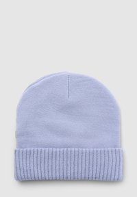Jasnoniebieska dziana czapka z ściągaczem i gładką koroną, wykonana z miękkiego materiału, z naszytą metką po boku.