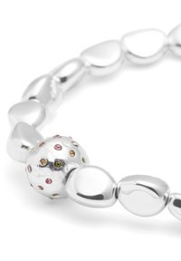 Pulsera de cuentas de plata que presenta formas irregulares pulidas, con una cuenta focal texturizada y decorada con coloridas piedras preciosas.