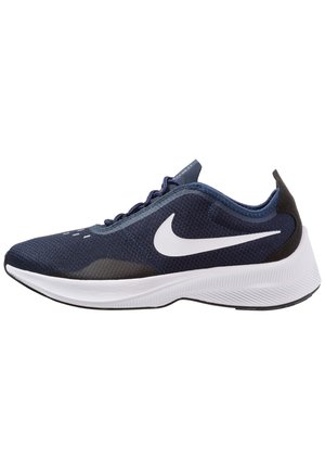 Zapatilla de correr Nike azul marino con logo Swoosh blanco, suela blanca, acento negro en el talón y parte superior de tela de malla, vista lateral.