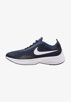 Granatowy but do biegania Nike z białym logo Swoosh, białą podeszwą, czarnym akcentem na pięcie i cholewką z siateczki, widok z boku.