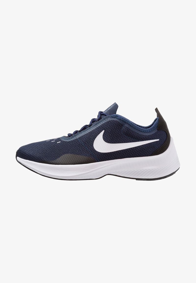 Granatowy but do biegania Nike z białym logo Swoosh, białą podeszwą, czarnym akcentem na pięcie i cholewką z siateczki, widok z boku.