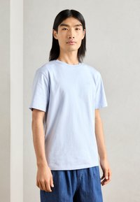 Scotch & Soda SEASONAL CORE REGULAR FIT LOGO - Basic T-shirt - sky blue