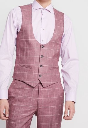 Gilet à carreaux rose clair avec un décolleté en V, comprenant cinq boutons et des poches latérales, associé à une chemise à col rose clair.