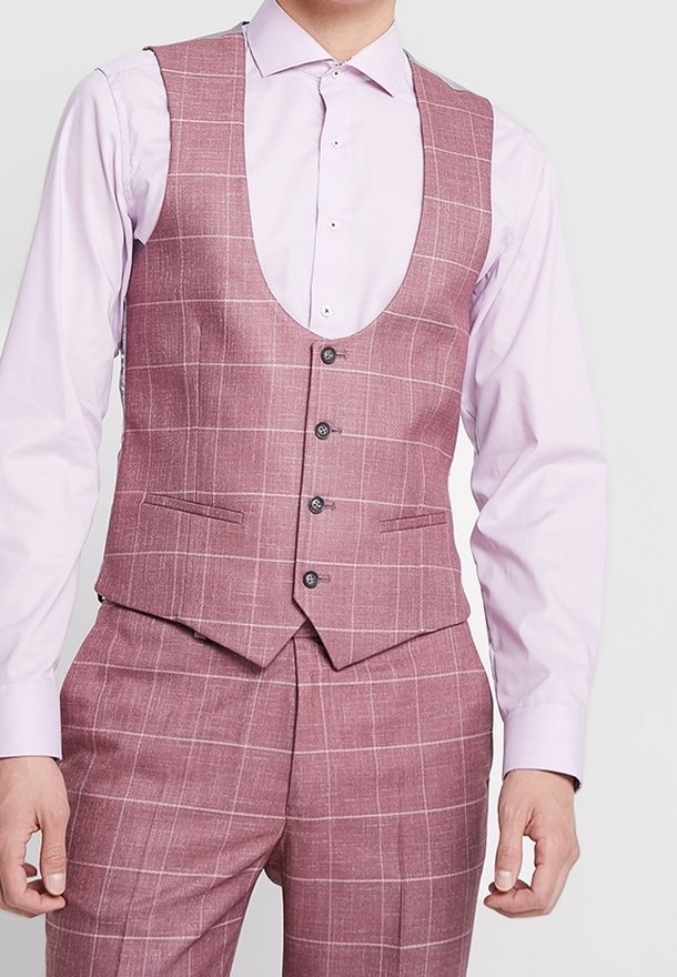 Gilet à carreaux rose clair avec un décolleté en V, comprenant cinq boutons et des poches latérales, associé à une chemise à col rose clair.