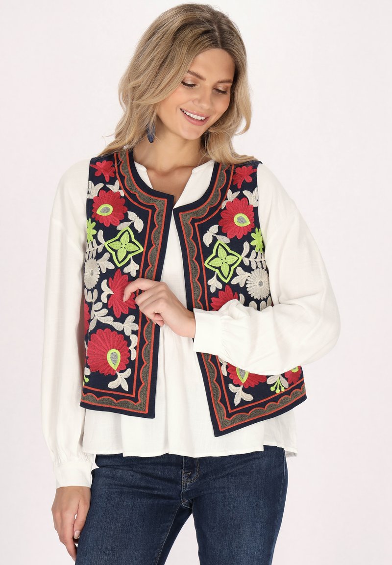 Mörkblå broderad väst med blommönster i röd, grön och elfenben. Öppen framtill med smal krage och intrikata stygn. 