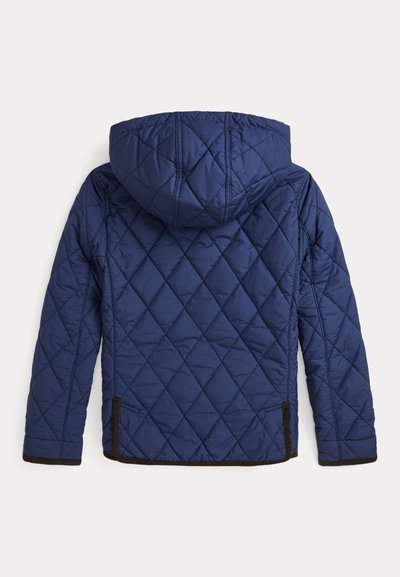 Veste matelassée bleu marine avec capuche et manches longues, présentant un piquage en losange et une bordure foncée aux poignets et à l'ourlet, vue de dos.