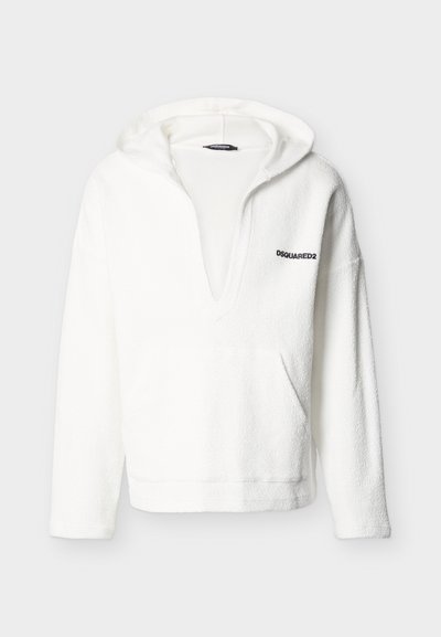 Άσπρο πουλόβερ με κουκούλα από υφή υφάσματος, βαθύ V-λαιμόκοψη, τσέπη τύπου καγκουρό και μικρό μαύρο λογότυπο "DSQUARED2" στο αριστερό μέρος του στήθους.