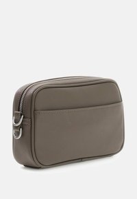 Borsa rettangolare grigia in tessuto strutturato, con chiusura superiore con zip e tasca frontale piatta con una leggera lucentezza. Dettagli in metallo argento.