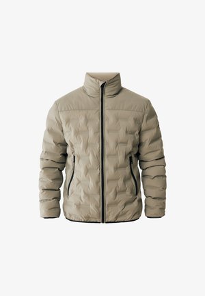 Beżowa kurtka ocieplana z kołnierzem stójkowym, z zamkiem błyskawicznym z przodu i dwoma bocznymi kieszeniami. Teksturowany pikowany wzór dodaje szczegółów.