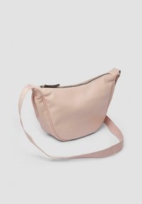 Różowa, syntetyczna torba na ramię o zaokrąglonym kształcie, gładkiej fakturze i zamknięciu na zamek. Posiada płaski pasek do noszenia.