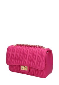 Borsa a tracolla imbottita rosa con catena dorata, forma rettangolare, chiusura magnetica, texture morbida e design strutturato.