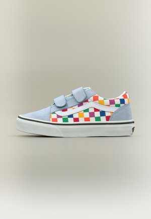Low-Top-Sneaker aus hellblauem Veloursleder, mehrfarbigem Schachbrettmuster, weißem Seitenstreifen, zwei Klettverschlüssen und weißer Gummisohle.