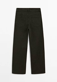 Dunkelgrüne gerade geschnittene Jeans mit mittelhoher Taille, zwei Gesäßtaschen und dezenten Nähten. Der Stoff wirkt robust und hat eine glatte Textur.