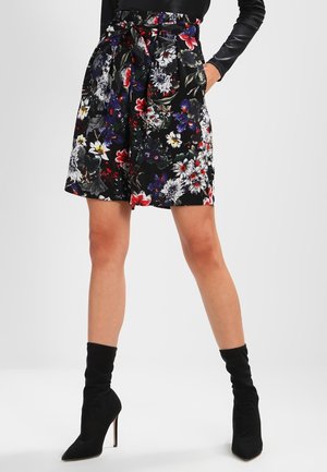 Sorte blomstrede shorts med høj talje, der har et bælte til at knyte. Stoffet viser levende blomster i rød, hvid og lilla, med en glat tekstur.