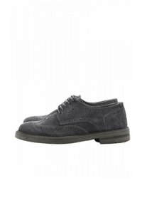 Scarpe in suede grigio scuro con lacci e dettagli perforati, dotate di punta tonda e suola in gomma a contrasto.
