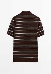 Brun kortärmad polo skjorta med horisontella ränder i ljusgrått och vitt. Kragdesign med en jämn, mjuk textur.