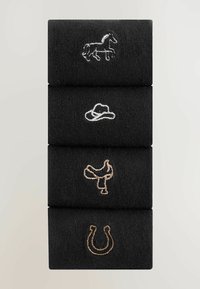 Cztery czarne, złożone skarpetki ułożone pionowo, każda z prostym, haftowanym białym lub beżowym symbolem o tematyce westernowej: koń, kowbojski kapelusz, siodło, podkowa.