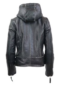 Schwarze Lederjacke mit Kapuze, Nahtdetails und Reißverschlussärmeln. Die Textur ist glatt mit einem glänzenden Finish und sichtbaren Nähten.