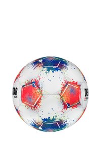 Pallone da calcio con una superficie bianca, motivi multicolore a macchie, pannelli esagonali rossi e blu, e branding nero su un lato.