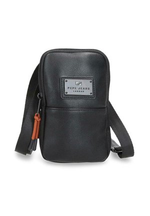 Bolso bandolera negro de Pepe Jeans London con placa metálica con el logo en el frente, cierre de cremallera y correa ajustable para el hombro.