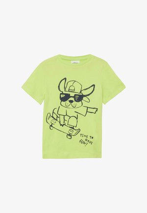 Hellgrünes Kinder-T-Shirt mit einem Cartoon-Hund, der Sonnenbrille und Mütze trägt und Skateboard fährt, mit dem Text "Zeit zum Spaß haben!"