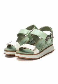 Sandalias de cuña verdes y blancas con correas anchas, acentos plateados y una suela texturizada. Cuenta con una plantilla acolchada para mayor comodidad.