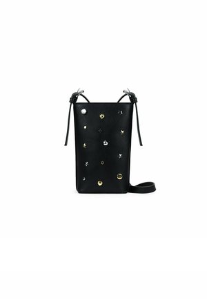Bolso cruzado de cuero negro con diversas adornos de metal, incluyendo estrellas y círculos, correas ajustables y forma rectangular.