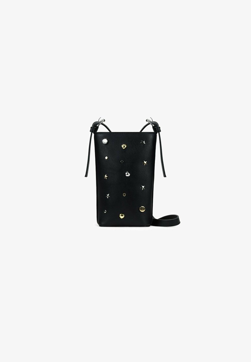 Bolso cruzado de cuero negro con diversas adornos de metal, incluyendo estrellas y círculos, correas ajustables y forma rectangular.